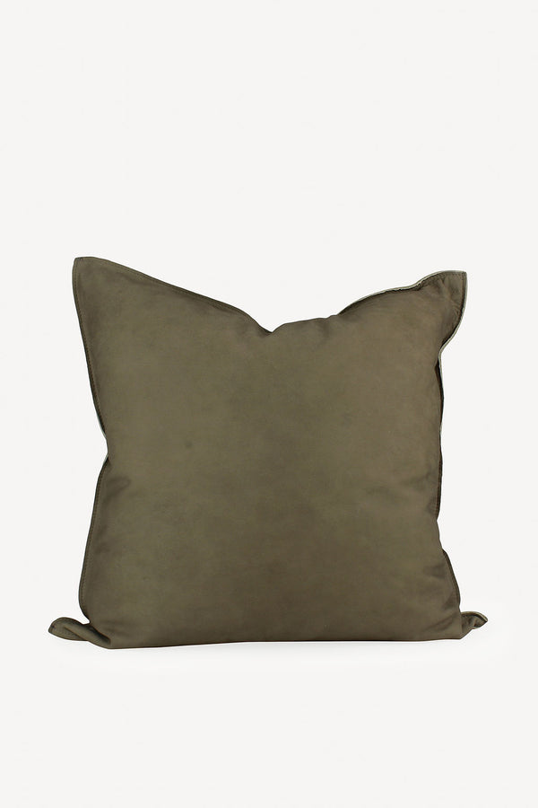 https://www.hyggelife.com/cdn/shop/products/HyggeLife-Philomijn-LeatherPillowBailey20_x20_fc2933f8-1df2-4327-b90f-75848196739e_600x.jpg?v=1654206809